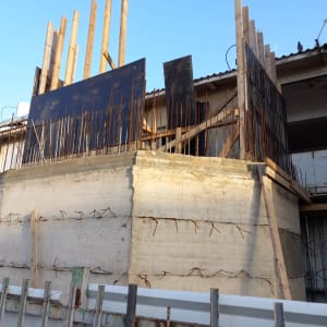 קירות בטון עם מוטות ברזל באתר בנייה