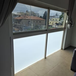 חלון זכוכית עם נוף חיצוני