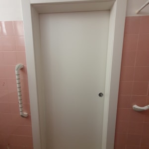 דלת לבנה עם ידית עגולה בחדר אמבטיה