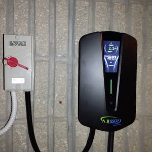 מטען חשמלי על קיר עם חיווט