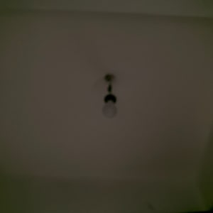 מנורה תלויה על תקרה בחדר חשוך