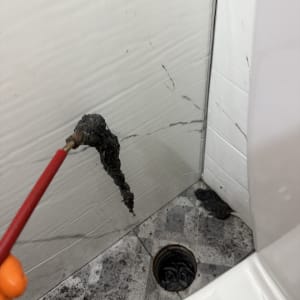 ניקוי סתימה בצנרת עם כלי עבודה