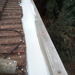 איטום ותיקון מרזב פנימי בגג רעפים בחומר איטום לבן