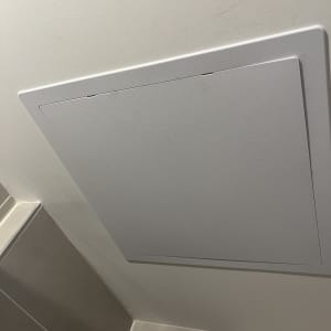 פתח גישה בקיר גבס בחדר אמבטיה