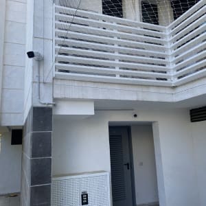 מצלמות אבטחה מותקנות על קיר חיצוני של בניין