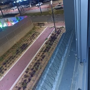 דוקרנים למניעת יונים על אדן חלון חיצוני