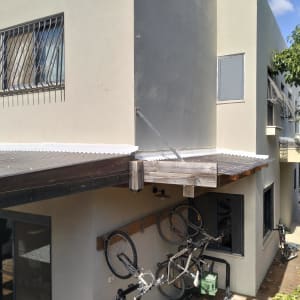 גג עץ עם אופניים תלויים על קיר חיצוני