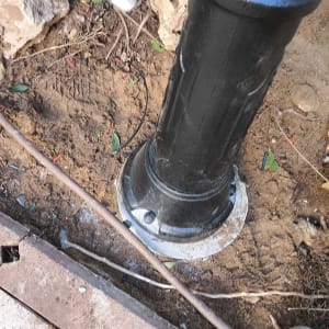 עמוד חשמל עם חוטים חשופים באדמה