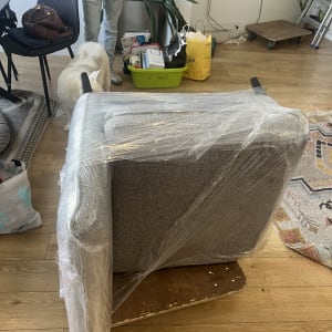 רהיט עטוף בניילון מוכן להובלה