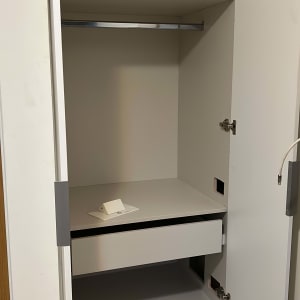 ארון פתוח עם מדפים ומגירות, מוט תלייה מתכת