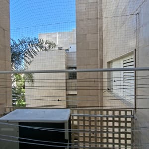רשת הגנה על מרפסת בבניין מגורים