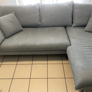 ספה אפורה על רצפת אריחים