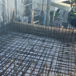 תשתית בנייה עם מוטות ברזל באתר בנייה