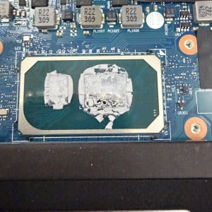 מעגל מודפס עם רכיבים אלקטרוניים ומעבד