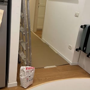 סולם וחומרי צביעה במסדרון ביתי