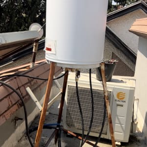 דוד שמש כרומגן על גג עם צינורות מחוברים