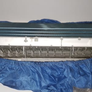 יחידת מיזוג אוויר עם כיסוי כחול