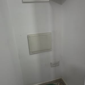 ארון חשמל עם כלים וחוטים על הרצפה