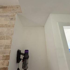 קיר צבוע עם שואב אבק תלוי על הקיר