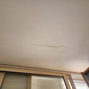 תקרה עם סדקים מעל חלון זכוכית