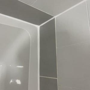 פינת אמבטיה עם אריחים ואיטום סיליקון