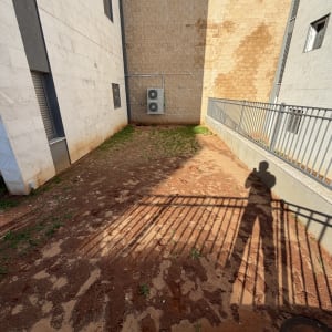 שטח חיצוני עם אדמה חשופה וקירות בניין