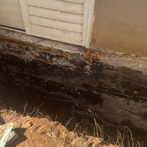 קיר חיצוני עם סימני איטום ליד חלון