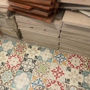 אריחים צבעוניים ומרצפות מוערמות