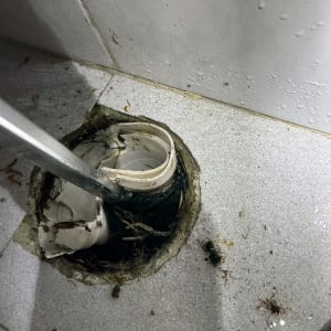 ניקוי צינור ביוב עם לכלוך ופסולת