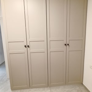ארון בגדים עם דלתות סגורות בחדר