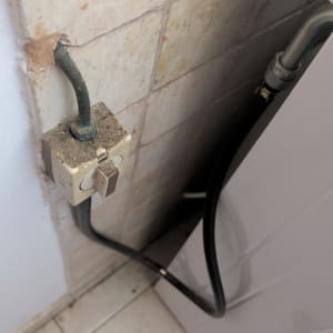שקע חשמל עם חוטים ליד מכשיר