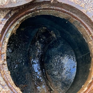 פתח ביוב עם לכלוך ומים עומדים