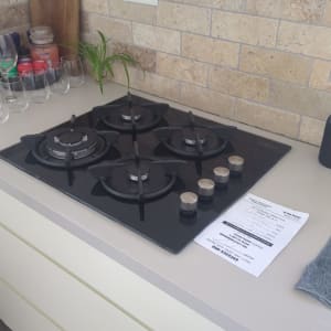 כיריים גז עם מסמך על השיש במטבח