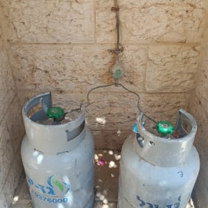 שני בלוני גז מחוברים לקיר אבן