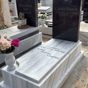 מצבות עם כיתוב ופרחים בבית קברות