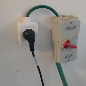 שקע חשמלי ומתג על קיר לבן