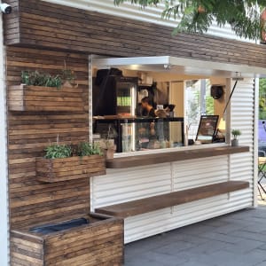 דוכן עץ עם צמחים ועובד בפנים