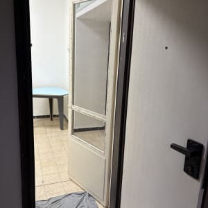 דלת פתוחה עם סמרטוט על הרצפה