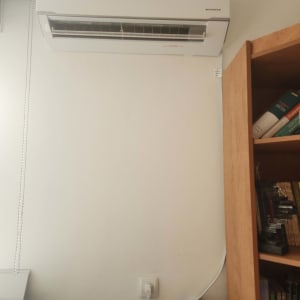 מזגן קיר עם תצוגת טמפרטורה 19 מעלות