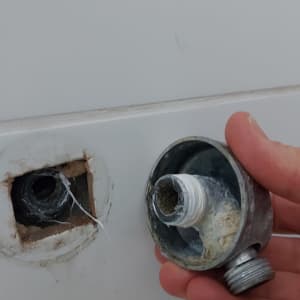 חלקי צנרת מתכתיים עם חלודה והצטברות אבנית