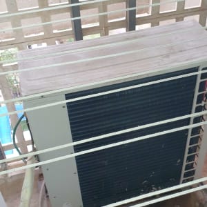 יחידת מיזוג אוויר חיצונית מותקנת על מרפסת