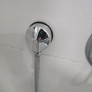 ברז מקלחת עם צינור מתכת