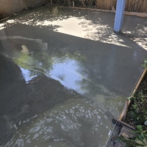 משטח בטון טרי בתהליך ייבוש עם מסגרת עץ