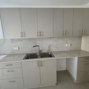מטבח חדש עם ארונות וכיור כפול