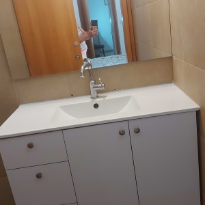 ארון אמבטיה לבן עם כיור וברז כסוף