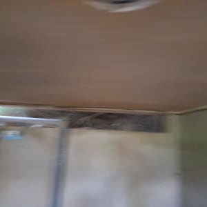 תקרה עם חור לתאורה חשמלית