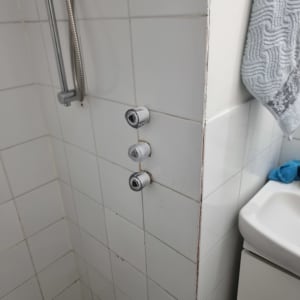 ברזים ומקלחת בחדר אמבטיה