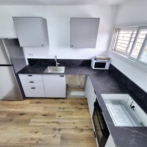 מטבח עם מקרר, כיור, מיקרוגל ותנור