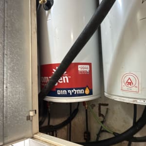 מחמם מים עם צינורות בארון מתכת