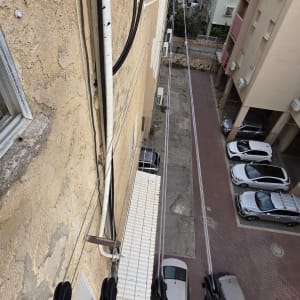 חבלים ומתקנים על קיר בניין